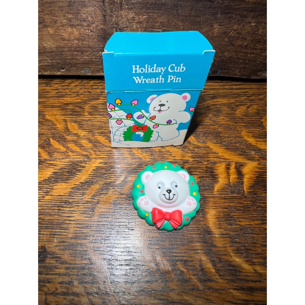 VTG NOS 1990 Avon Holiday Cub Wreath Pin Polar Bear Googly Eyes Christmas Brooch